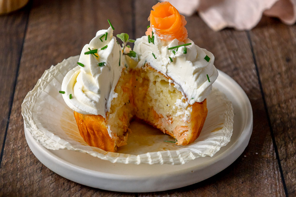 cupcake al salmone con frosting al formaggio