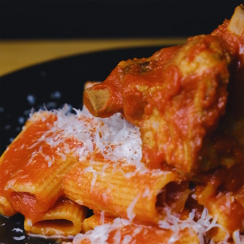 rigatoni con sugo di spuntature e salsicce