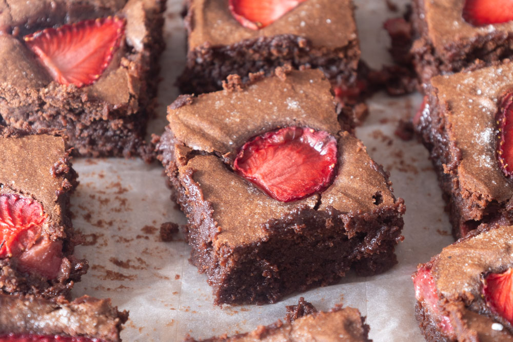 brownies al cioccolato fondente e fragole