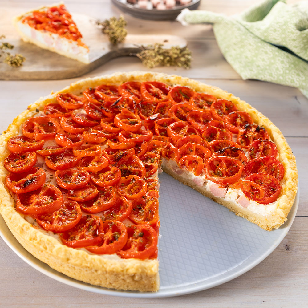 crostata salata con pomodorini e cubetti di cotto